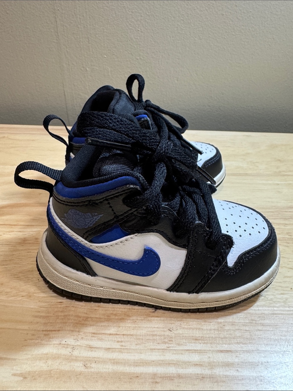 Air Jordan 1 Retro high top toddler Sneakers in Black, White & Blue